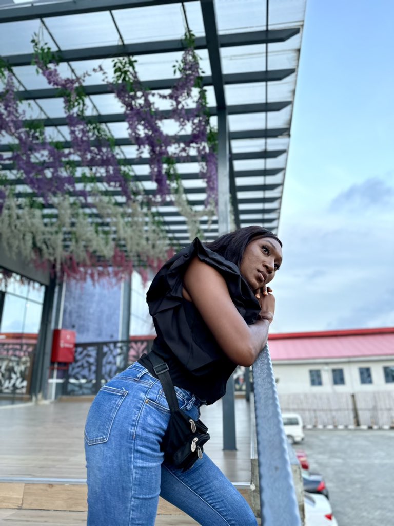 toniachukwurah's tweet image. It’s almost9pm guys…. #AMUnscripted