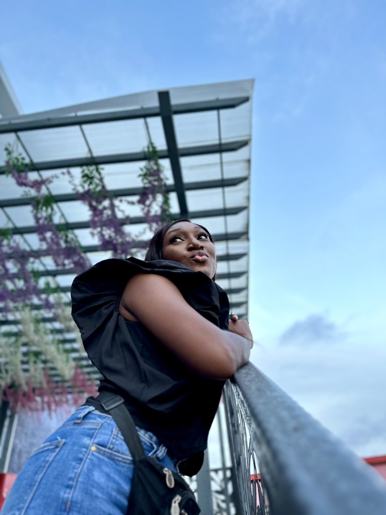 toniachukwurah's tweet image. It’s almost9pm guys…. #AMUnscripted