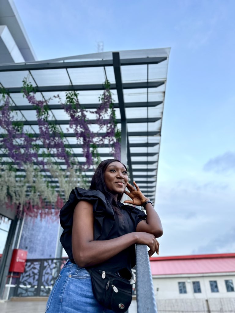 toniachukwurah's tweet image. It’s almost9pm guys…. #AMUnscripted