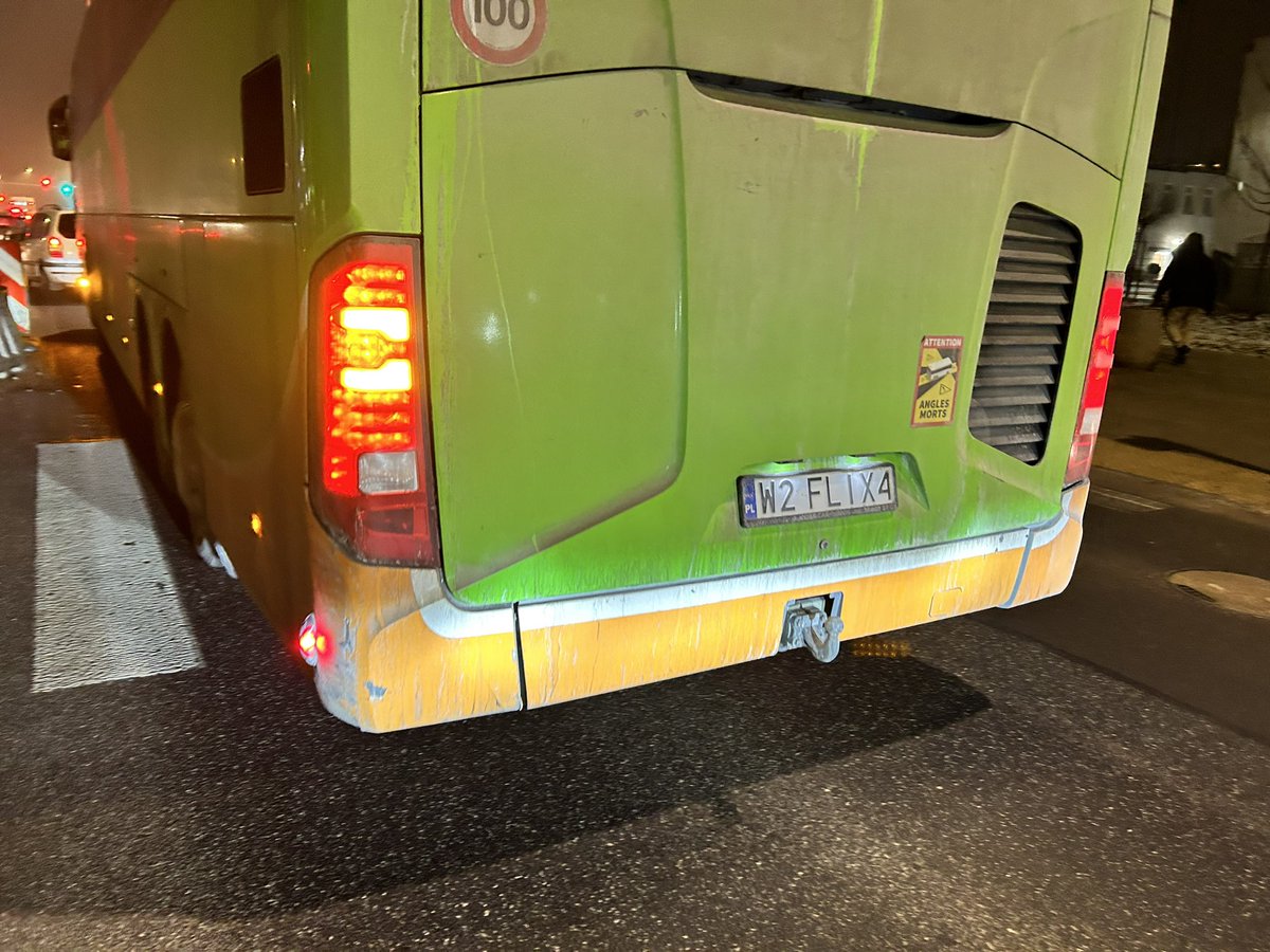 piotrektech's tweet photo. Hej @FlixBus_PL, a wasi kierowcy to mają jakieś specjalne kursy, jak najbardziej utrudnić życie pieszym, czy to po prostu wrodzony talent? https://t.co/jRW65GXgU3