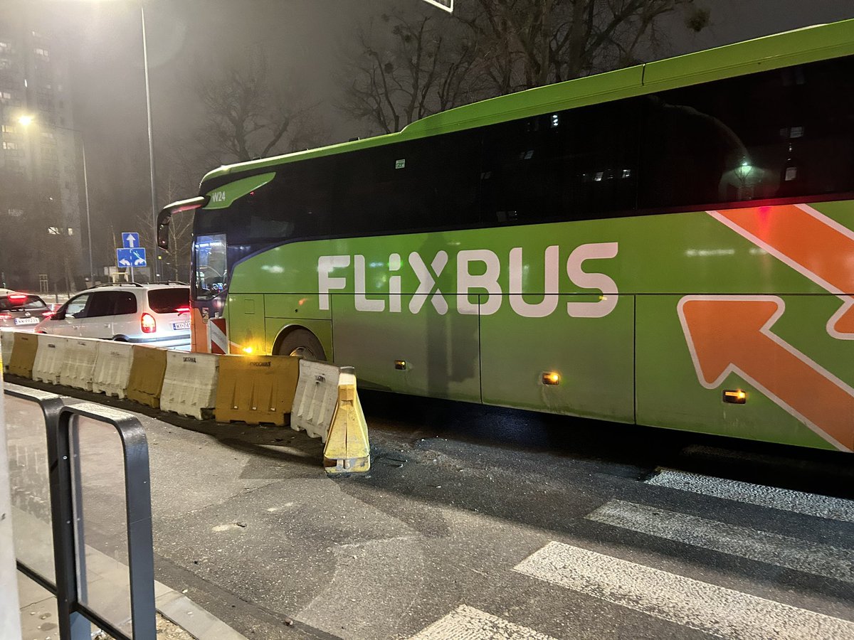 piotrektech's tweet photo. Hej @FlixBus_PL, a wasi kierowcy to mają jakieś specjalne kursy, jak najbardziej utrudnić życie pieszym, czy to po prostu wrodzony talent? https://t.co/jRW65GXgU3