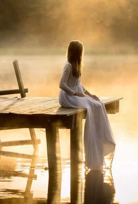 Bunca yorgunluklar içinde
çiçekli cümlelerle anıyorum ismini 
Ve bir masal, saçlarımı okşuyor 
sen gülümsedikçe... 

                     Seçil Oğuz