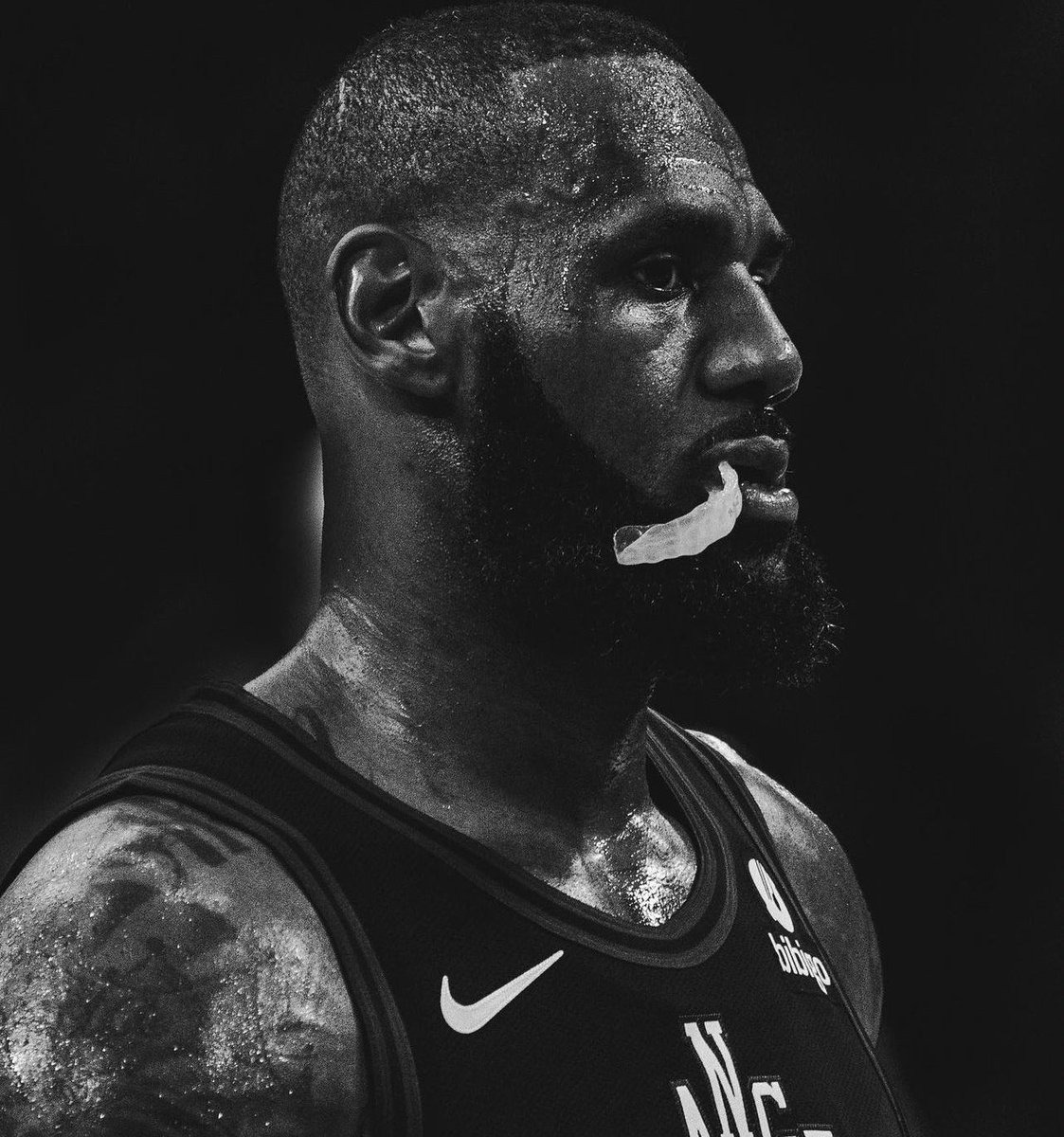 BronMuse's tweet image. The only players with more than 805 clutch field goals made in their career: (regular season and playoffs)

— LeBron James (1,110)

End of the list.