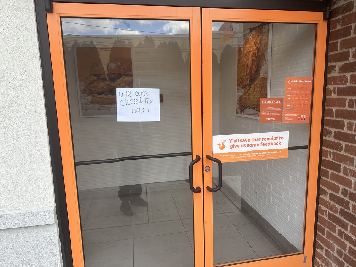irclimerick's tweet photo. @Popeyes @ChickfilA Got to love it, in the middle of Popeye doing an ad tweaking Chick Fil A for being closed Sundays, I place an online order at around 1pm on a Wednesday but when I get there... #opensundays #closedwednesdays https://t.co/T3hivHu8uC