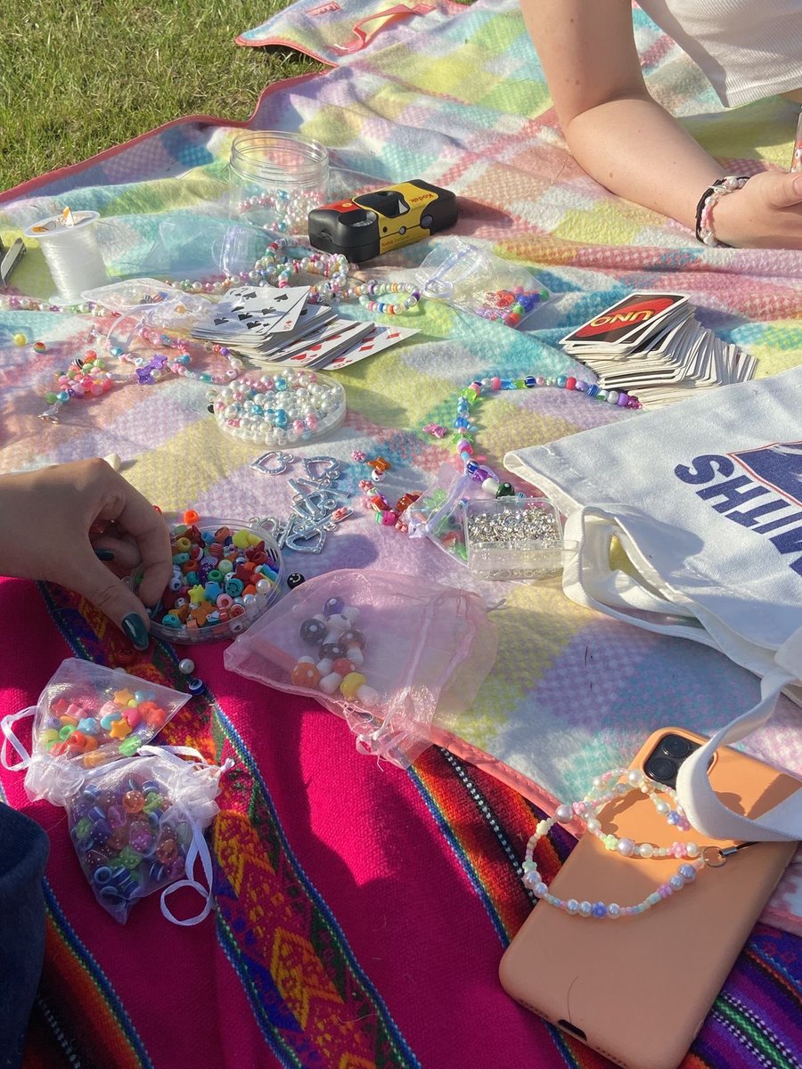 shawnxniallx's tweet photo. podemos regresar cuando nuestra única preocupación era hacer friendship bracelets pls https://t.co/NNxDDCxlSc