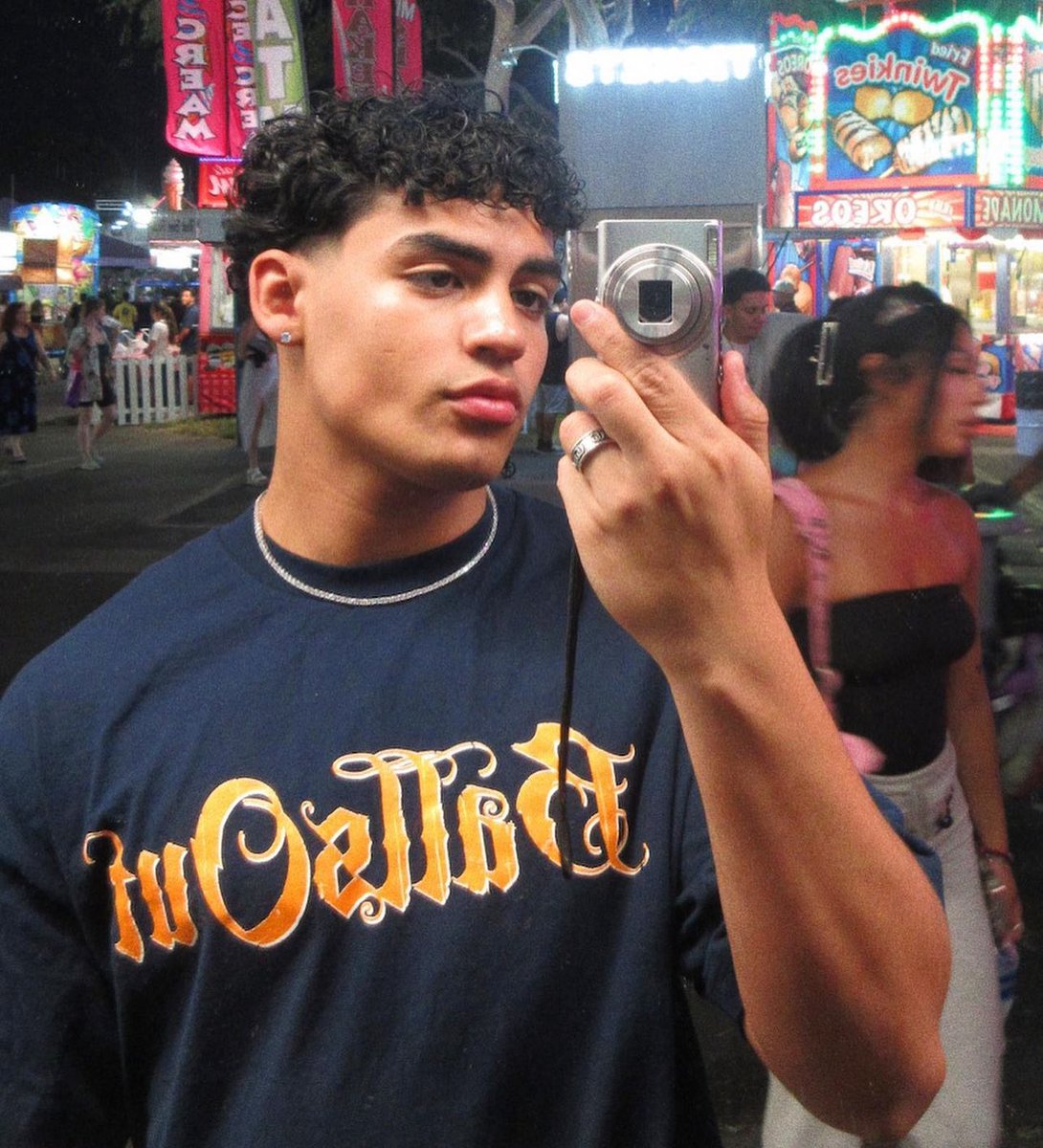 ⠀

          ⠀𝐀𝐍𝐆𝐄𝐋 𝐕𝐄𝐋𝐀𝐒𝐐𝐔𝐄𝐙. 

       ౨ৎ  babyboy.   twenty.  gay.  
       big brat—  omega pup.
       dream bf !!   biggest tease.
       packless.  nsfw.  ships w/
       chem.