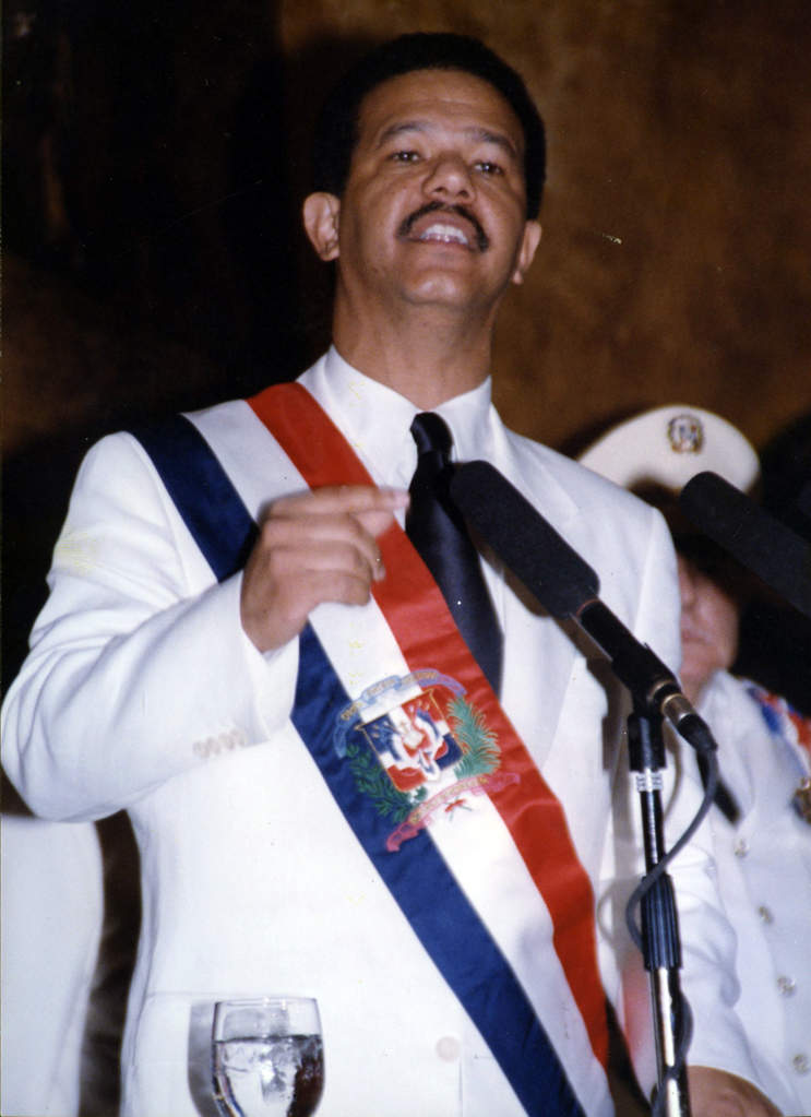 GrecoHerasme's tweet photo. En el año 1996 @nayibbukele tenía 15 años de edad. 
@LeonelFernandez tomó la presidencia el 16 de agosto de 1996, a los 42 años.
Bukele llegó a la presidencia a los 38.

Bukele hoy tiene 42, Leonel tiene 70. 

Bukele ha hecho todo en solo 4 años. ��Cuál es la justificación de Leo? https://t.co/waQy2Bd49G
