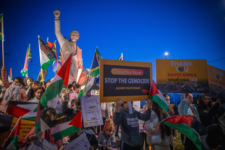 Ramallah rallied to say thank you to South Africa today for their courageous step at the @CIJ_ICJ to stop the Israeli genocide in Gaza. The sister city of Johannesburg gathered at Mandela Square to show appreciation and love. Thank you @PresidencyZA @CityofJoburgZA 🇵🇸🇿🇦✊