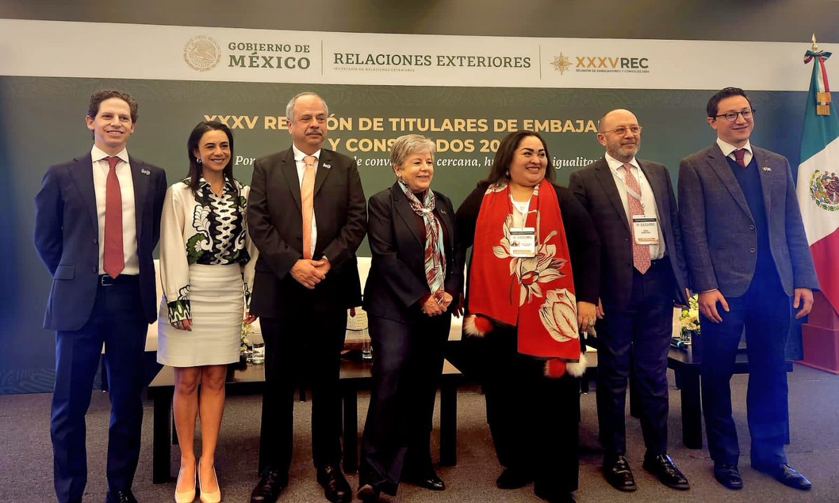 luisgure's tweet photo. Presentamos a canciller @aliciabarcena y titulares de embajadas y consulados @SRE_mx un resumen de logros, prioridades y retos @IME_SRE para atención de comunidades mexicanas. Un gusto compartir panel con los titulares de la trípode consular @vcalva y @jaime_vbt en la #REC2024 !! https://t.co/JpK1ENTC7G