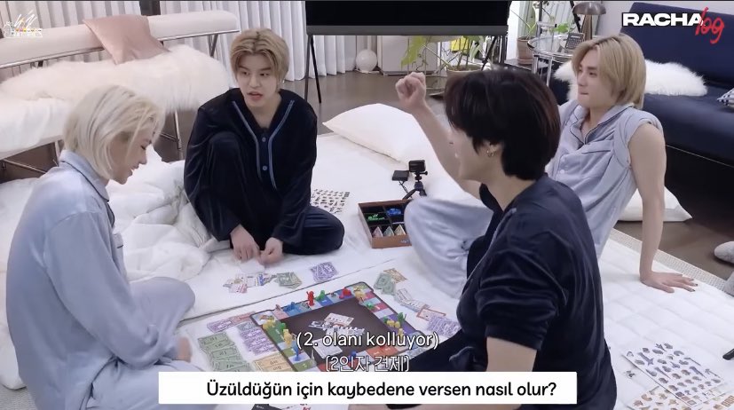 SKZSubTurkiye's tweet photo. Selam STAAA! [RACHA LOG] 8.BÖLÜM HYUNJIN X HAN X FELIX X SEUNGMIN videosunu sizler için çevirdik. 00lılarımız ile geçireceğiniz keyifli dakikaların tadını çıkarmayı unutmayın!💖🦙🐿️🐥🐶

• https://t.co/mRqJTjoqb4 https://t.co/dSY71SeqAl