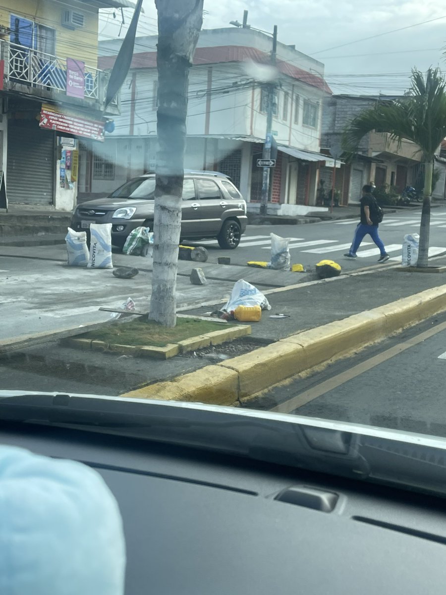 RobertMilan94's tweet photo. Han construido arbitrariamente un rompe velocidades en el Colegio Mundo América y escuela Libros y Acuarela ubicados en la Juan Montalvo, el muro es tan alto que no permite la circulación normal de los vehículos, dicha calle fue regenerada @AquilesDAH @ATMGuayaquil  @alcaldiagye https://t.co/7eKBO9gfFt