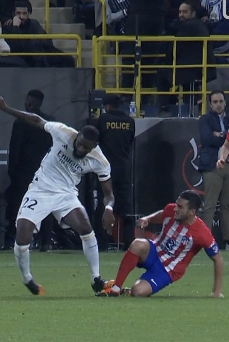 jotajordi13's tweet photo. Ni amarilla, para un jugador del equipo q hace vídeos criticando a los árbitros, por esta entrada criminal https://t.co/ObzsNYNIzU