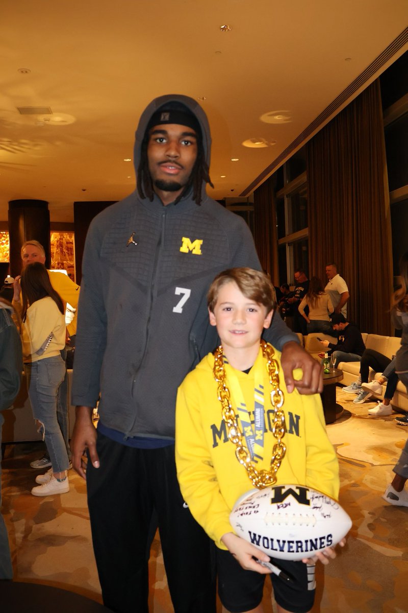 mpheartdoc's tweet photo. @JDue51 We met the team . They are amazing . Great kids and coach -ALL humble , gracious and thanked us . We are NOBODY . Blake stopped for EVERY KID 
They were calm, relaxed and all presented themselves very well .I told the strength coach they were really impressive https://t.co/xuQWPzdQAy