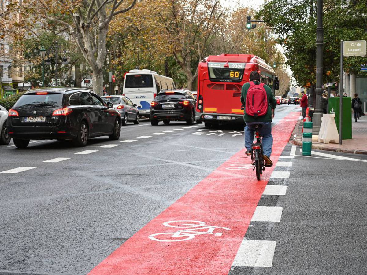 fagb86's tweet photo. Ojalá @modestogmcoria apostara por calles transitables por bicicletas con carril bici compartido con vehículos a motor.

Modelo más barato para el @aytocoriario y factible en un municipio sin grandes vías.

#NOadoquines https://t.co/q9ALsbpxDq