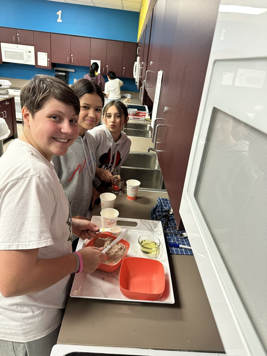 icossipentarhos's tweet photo. Skills for Living doing a great job making cups of cake today … bakers of the future!  #PearsonSTRONG https://t.co/ltZipkk0Xb