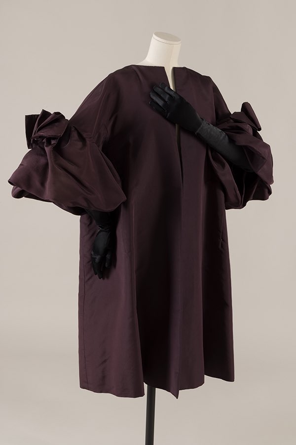 The plain fabric of this 1953 #Dior evening ensemble serves a purpose here, namely to sit quietly in the background whilst the sleeves do all of the showing off. The rich colour and unadorned cloth emphasise the origami-esque structure. Strike a pose and look aloof @museumatFIT