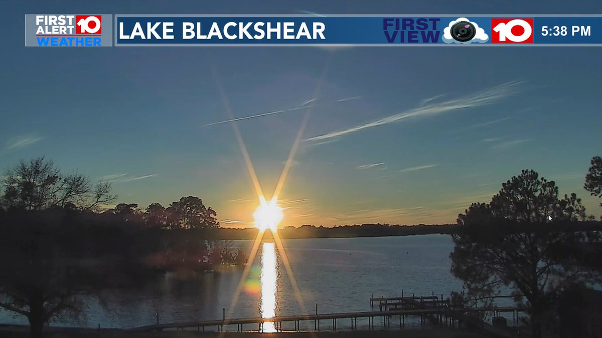 YolandaWALBWx's tweet image. Wednesday's beautiful #sunsetting view across #LakeBlackshear. Tonight clouds thicken for a mostly cloudy sky tomorrow, #gawx #track #walbweatherapp #gawx #sunset #walbweatherapp