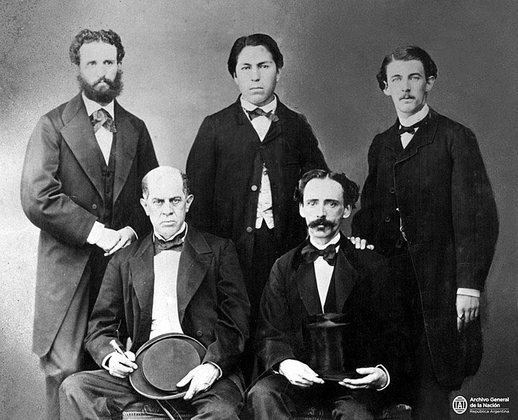 Fotografía que retrata a Domingo Faustino Sarmiento, ministro plenipotenciario en los Estados Unidos entre los años 1865 y 1868, posando junto a Alberto Halbach, Emilio Salcedo, Bartolomé Mitre y Vedia, y Juan Lavalle (h), integrantes de la legación argentina en Washington, en el