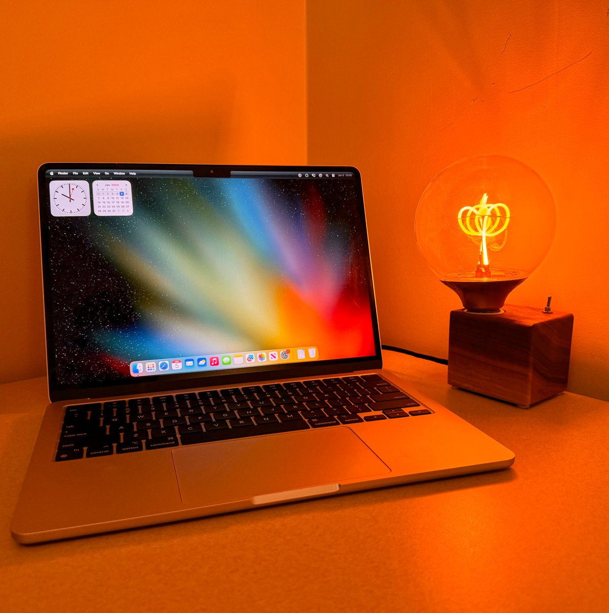 MacBook Air &amp; Edison Bulb. 💻💡