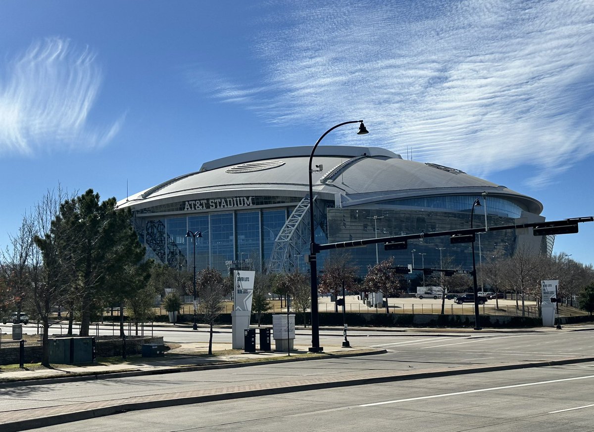 For folks coming to Smite Worlds: The @dallascowboys have a playoff game on Sunday afternoon so budget extra time to get to @EsportsStadium (and come early!).