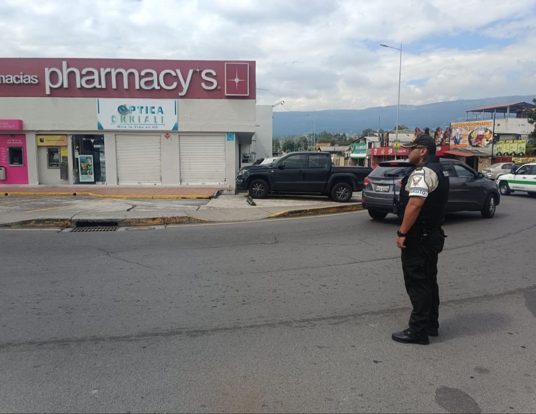 PoliciaEcuador's tweet photo. OPERATIVOS VIALES ||

En #Pichincha, personal policial realiza operativos diarios de control, con la finalidad de precautelar la seguridad ciudadana y vial, así como disminuir actos delictivos en territorio.

#CompromisoInquebrantable https://t.co/otcGjCSw0x