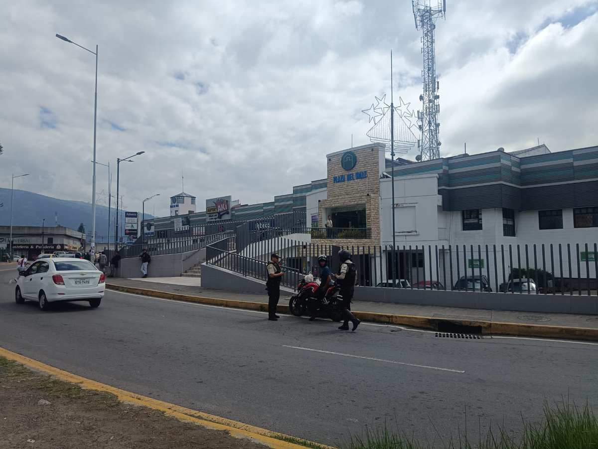 PoliciaEcuador's tweet photo. OPERATIVOS VIALES ||

En #Pichincha, personal policial realiza operativos diarios de control, con la finalidad de precautelar la seguridad ciudadana y vial, así como disminuir actos delictivos en territorio.

#CompromisoInquebrantable https://t.co/otcGjCSw0x