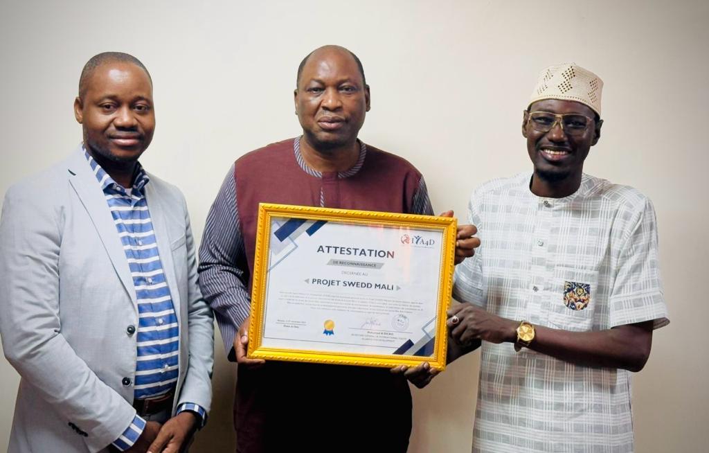 Iya4D's tweet photo. Présentation de vœux pour le Nouvel an 2024 et remise d'attestation de reconnaissance à l'Unité de Coordination du Projet  @MaliSwedd.

 Puisse notre collaboration perdurer dans l'éclat de la solidarité et de l'engagement.
#IYA4D
#ThinkActImpact 
 @MaliSwedd @UNFPA @mijo_tandina https://t.co/OxY1bOlg2X
