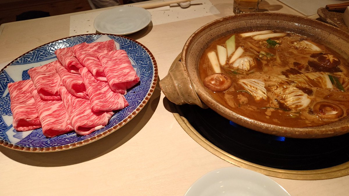 revognese's tweet photo. 名古屋に行って、美味いもんたらふく食べて来ました〜。

・味噌カツ(矢場とん)
・味噌しゃぶしゃぶ(れんが家)
・手羽先(世界の山ちゃん)
・カレーうどん(錦)

どれも美味しかった〜❗🥹
1つを除いて…😅

近鉄特急『火の鳥』も快適でした🎵 https://t.co/IjScQTAyEi