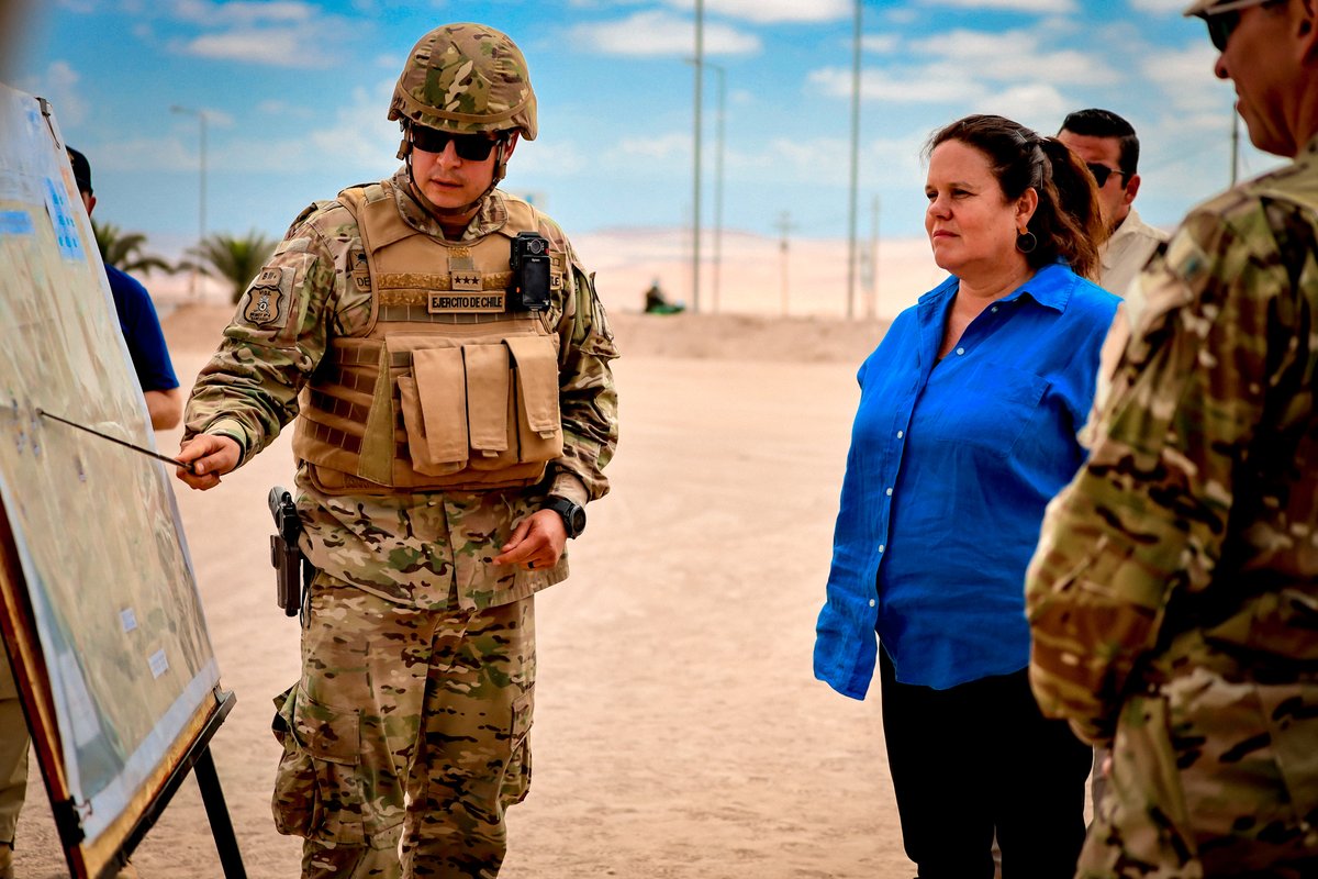 El Jefe de Área Fronteriza de la Región de Arica y Parinacota, recibió a una delegación compuesta por la Ministra de Defensa Nacional, junto al Jefe de Estado Mayor Conjunto, los cuales visitaron el despliegue fronterizo de la JAF.