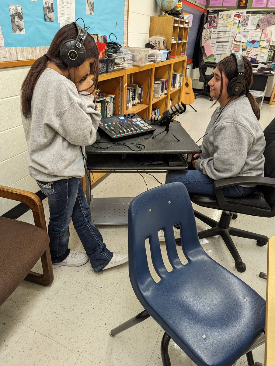 e_m0rin's tweet photo. Students familiarizing themselves with the podcast equipment while discussing self-awareness. @IandGCenter @gutiexfer @RichardTam93019 @ValeriaCarp_ @RichardTam93019 #WeAreIandG #SSMES https://t.co/gZgWJiKRr0