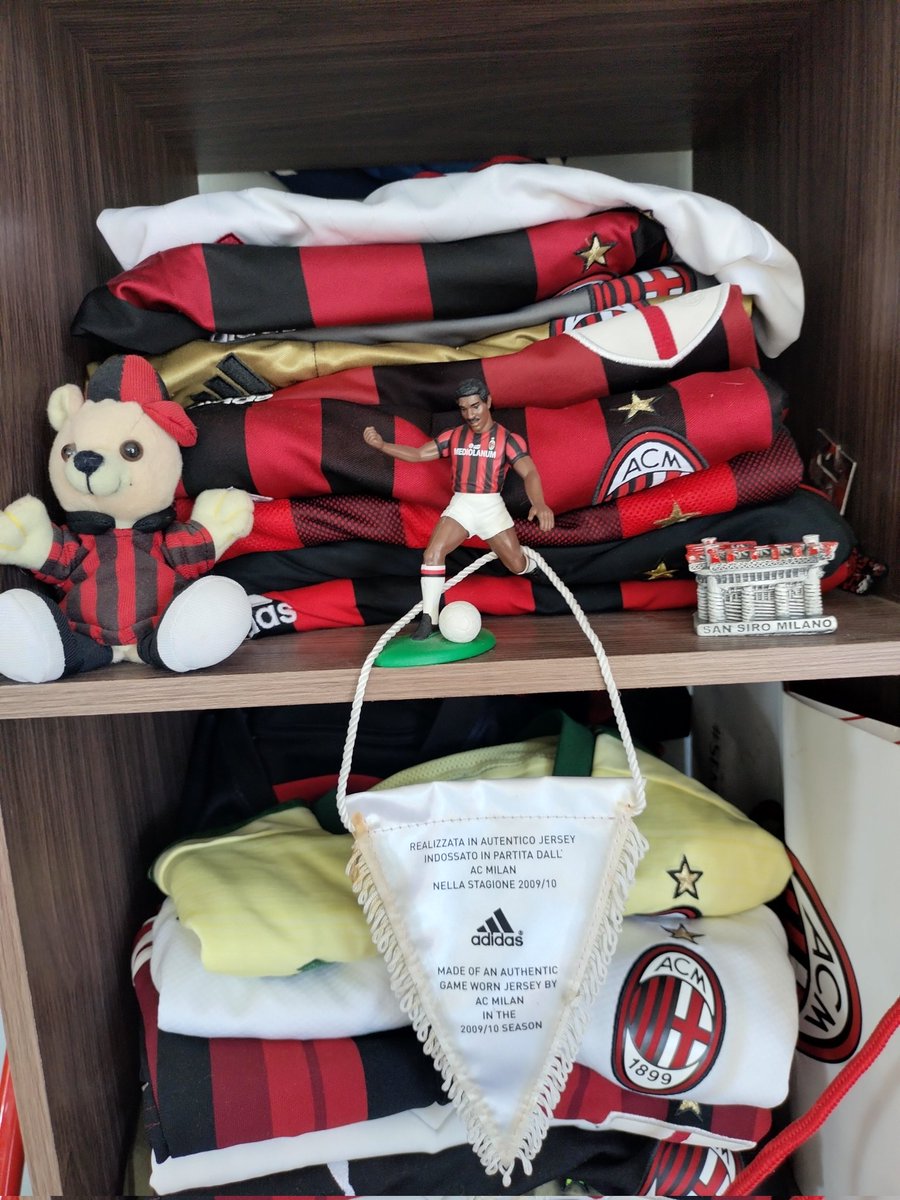 CHRISTIANPUMA's tweet photo. @Yisus74 @eugeniodiaz @acmilan #CoppaItaliaFrecciarossa @ESPNmx #CoppaItaliaxEspn #ForzaMilan mandame un saludo desde CDMX y en especial a todos los tifosi del Diavolo Forza Milan sempre 👊 🔴 ⚫ tengo más de 80 jerseys de mi Ac Milan https://t.co/F7ybzXIOg2