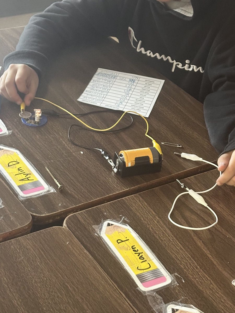 5th Grade Students from @ReedAcad_AISD learn about electrical conductors and insulators using an Hands On Investigation #MyAldine #ScienceRising @AISDElemScience @STARS_902