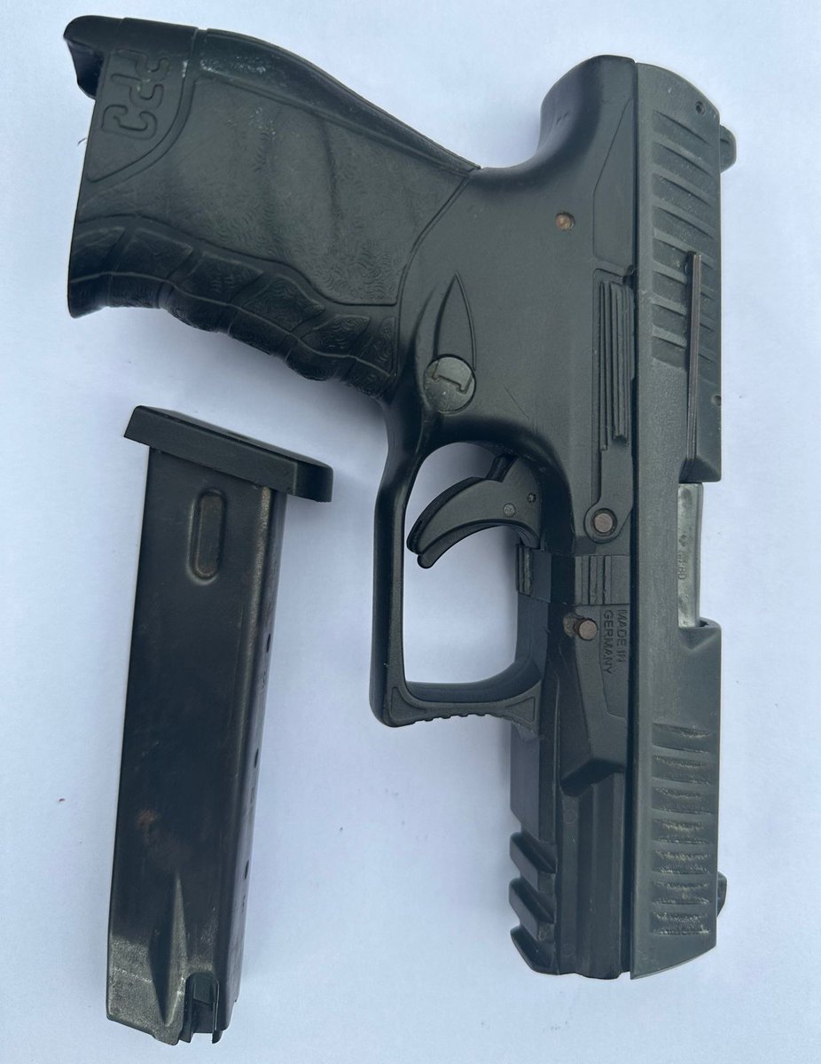 TERRORISTA ABATIDO

Tras un enfrentamiento con nuestros servidores policiales en la av. Perimetral, Trinitaria Norte, #GYE, quienes repelieron el ataque armado de este individuo mediante el #UsoLegítimoDeLaFuerza

Entre los indicios están 2 armas de fuego, 3 alimentadoras, 1
