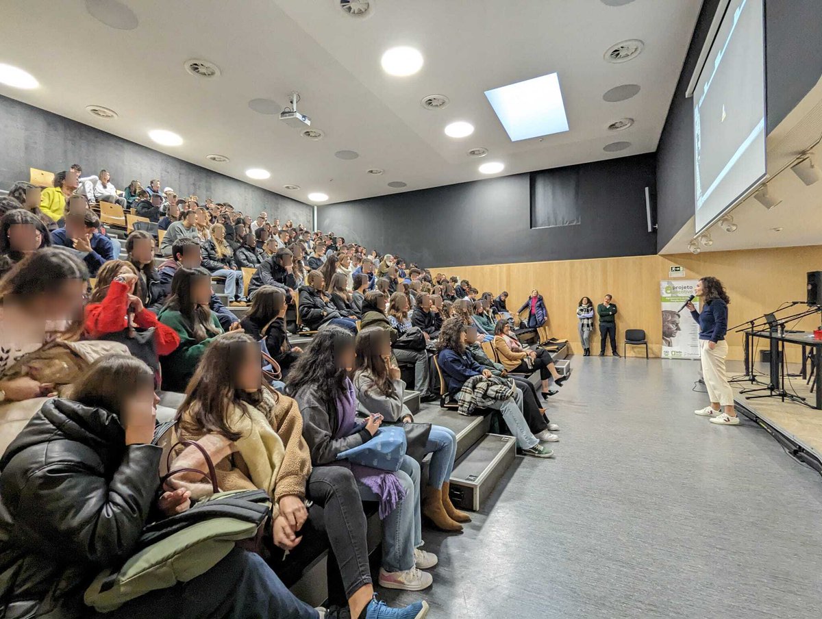 Hoje, na Escola Secundária Vergílio Ferreira, a #SEEnC, Ana Fontoura Gouveia, conversou com alunos sobre o acordo na #COP28, as políticas públicas para a sua concretização em Portugal e o papel das escolas na dinamização da ação climática. #XXIIIGoverno