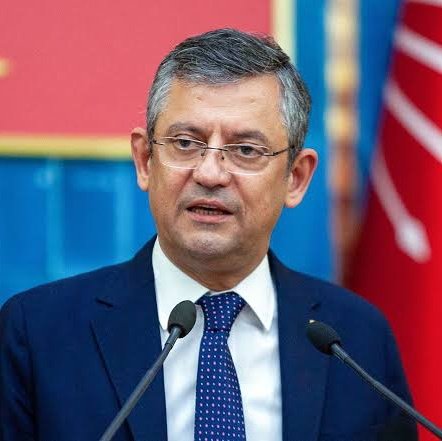 1 AY ÖNCE;

Candaş Tolga Işık: 
“Hatay Belediye Başkanı’nı bir sonraki dönem tekrar aday yapacak mısınız?”

Özgür Özel: 
“Hatay’da vereceğimiz karar çok tarihi bir karar olacak. Bir şehirde yıkım yaşanıyorsa o şehirde herkesin sorumluluğu vardır.”

BUGÜN: Lütfü Savaş, yeniden