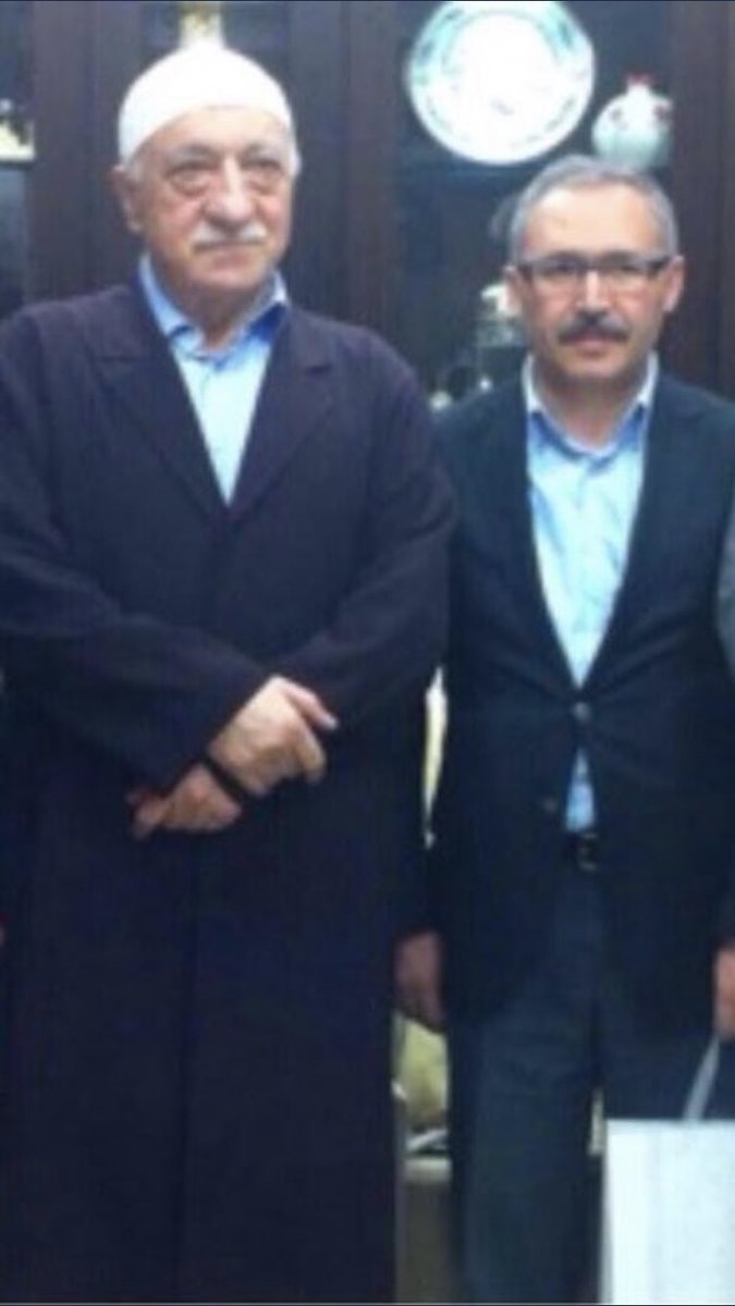 FETOcu olduğunu zaten biliyoruz ama çok merak ediyorum elindeki torbada ne var?