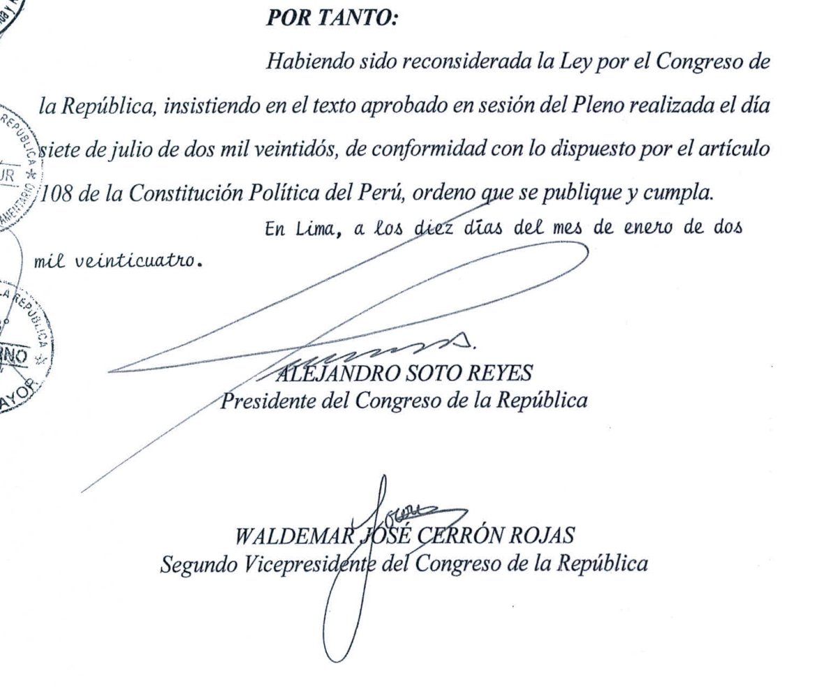 danielfolivares's tweet photo. Ayer quedó claro que la explosión criminal/terrorista ecuatoriana tiene sus raíces en las economías ilegales y sus pactos con malos políticos. 

Hoy: presidente del Congreso peruano firma la ley que blanquea deforestación de toda la selva en manos de los ilegales. Anoten. https://t.co/kQLySRZY4e