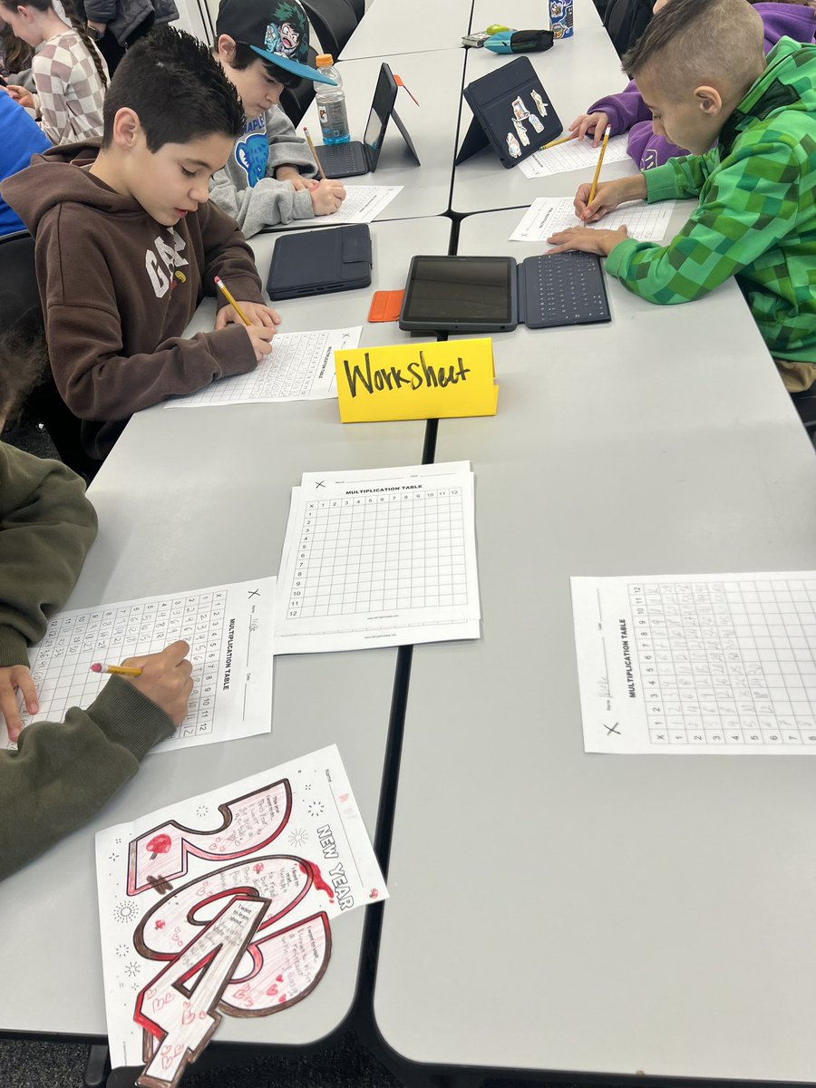 MrsCarranza403's tweet photo. Math Stations this morning. https://t.co/7CuBxD7Wb7