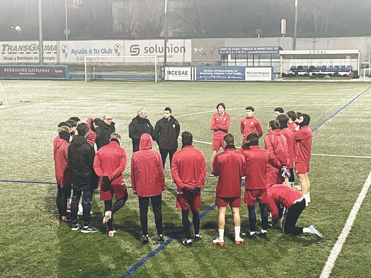 EntrenadoRffm's tweet photo. ✅ El profesor @trenerlobo realizó la visita de ABR al alumno Enrique Forment del curso UEFA A en su sesión de entrenamiento donde pudo comprobar el alto nivel de exigencia y crecimiento

🆎R https://t.co/ZC07EeAXgy