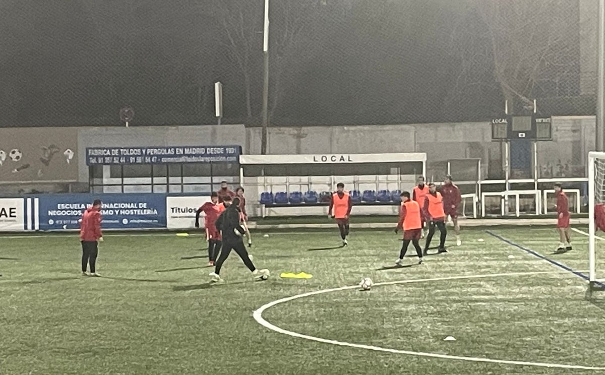 EntrenadoRffm's tweet photo. ✅ El profesor @trenerlobo realizó la visita de ABR al alumno Enrique Forment del curso UEFA A en su sesión de entrenamiento donde pudo comprobar el alto nivel de exigencia y crecimiento

🆎R https://t.co/ZC07EeAXgy