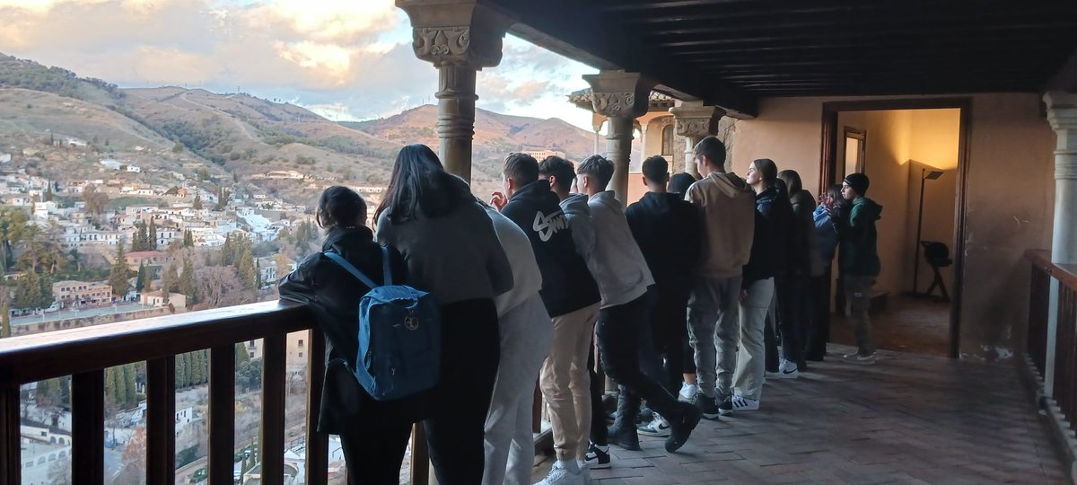 Alumnado de 4º de ESO de visita na Alhambra de Granada, aproveitando a súa estancia na estación de Sierra Nevada, xunto co profesorado de EF.