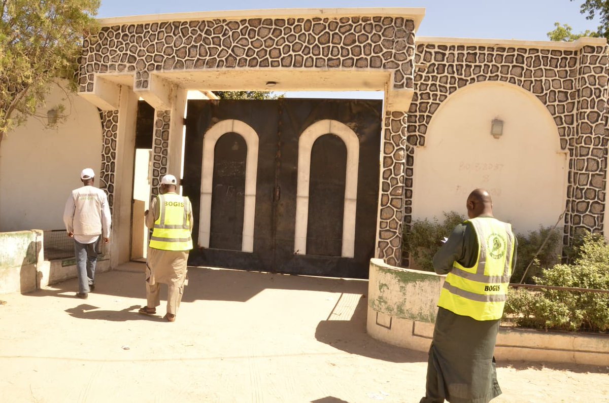 HaleeAbatcha's tweet photo. #BornoUpdate
BOGIS Commences Crackdown on Land Defaulters in Maiduguri.
- Enforcement Notices Served in Old GRA, Circular Road,Damboa Road, & other layouts.
- Final Warnings on Ground Rents & Documents Perfection Compliance were also issued.
- The agency says government stands https://t.co/0tw0NcN89F