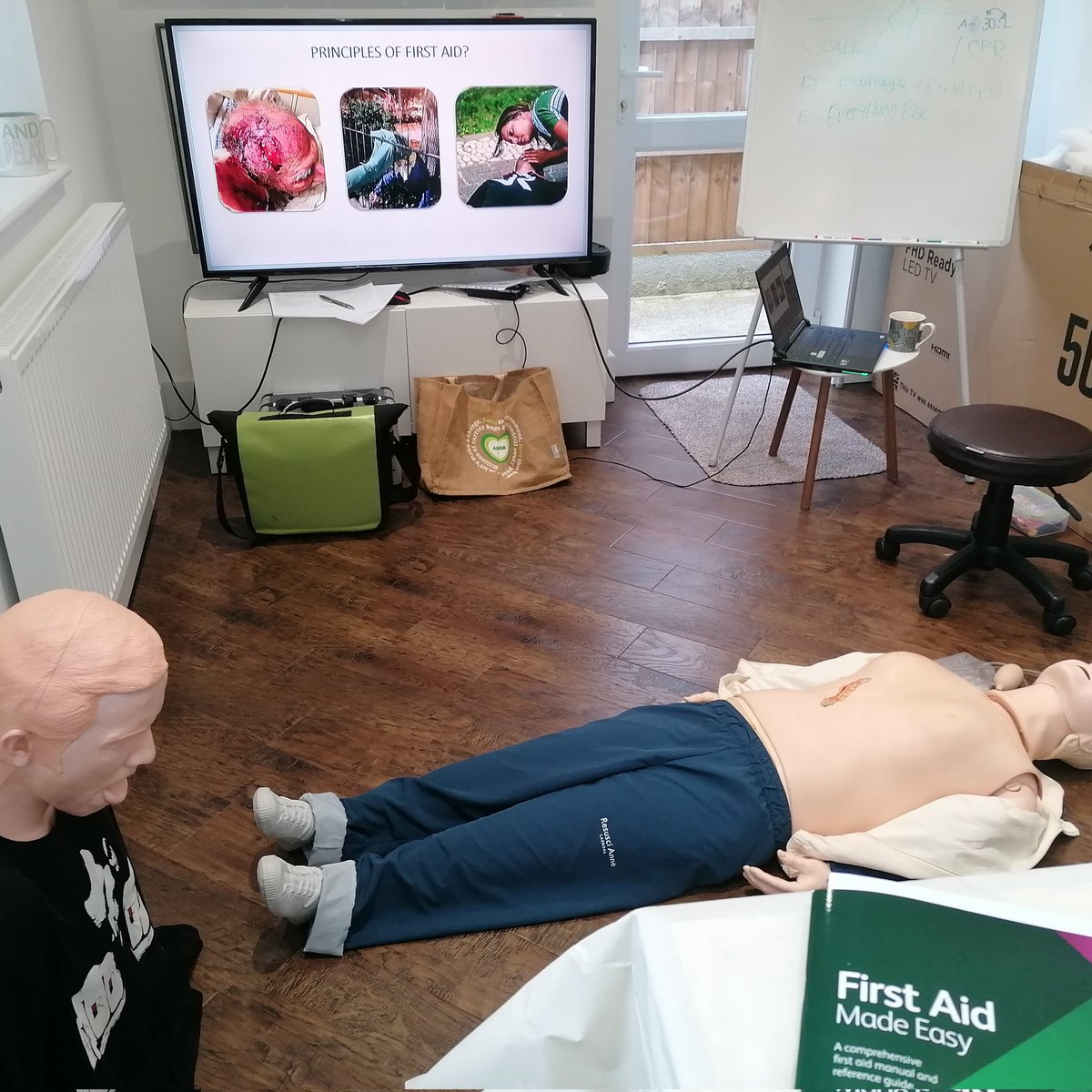 A lovely day delivering an Emergenncy First Aid At Work (EFAW) course for a local Chiropractic Clinic

#learnfirstaid #firstaidtraining #REC #RECfirstaid #EFAW #CHMAStraining