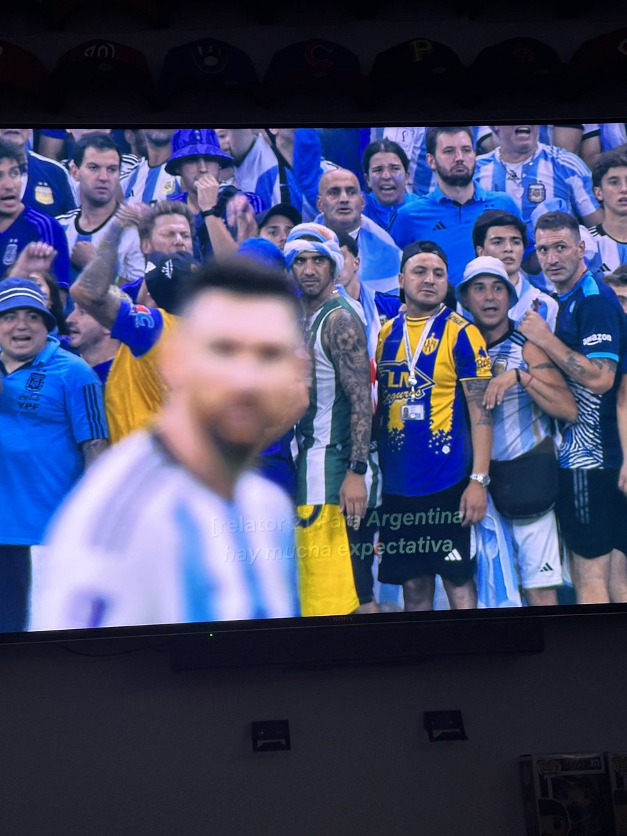 Rolmanc's tweet photo. @sebawainraichok en el documental capitanes del mundo de Netflix aparece  Messi con @atlantaoficial 🤣🤣 https://t.co/KR8wjNFe2m