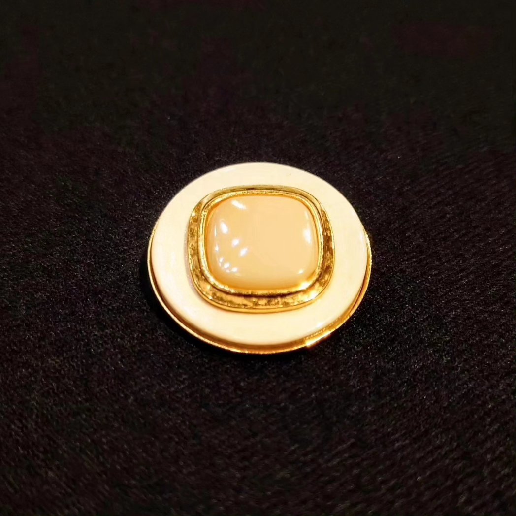 NoblePearl's tweet photo. 当店でお取り扱いしている #Jolis アンティークブローチです。
ボタンかと思わせる様な小振りのサイズ。
象牙色と金メッキのバランスが素敵ですね。

【Jolis】
3.5cm×3.5cm
イタリア製
5,800円+税 https://t.co/l1RK5tOwyK