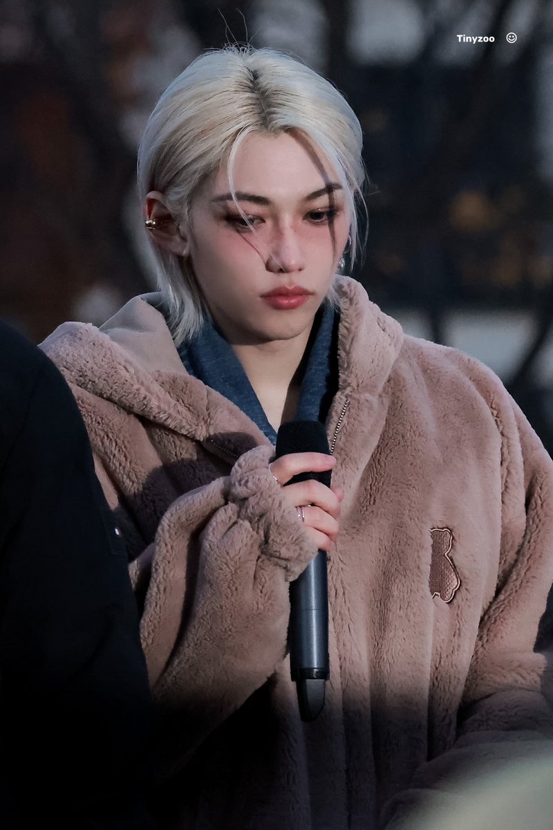 The AQO BEAR FUR JACKET BEIGE that FELIX wore to the fanmeeting is