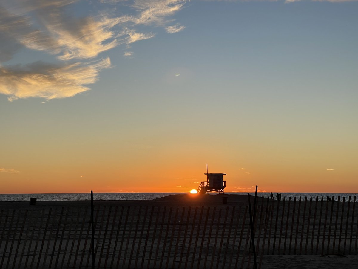 guerillafilms's tweet photo. 🌊☀️last night at the beach #santamonica #sunset https://t.co/jmemCiQhh2