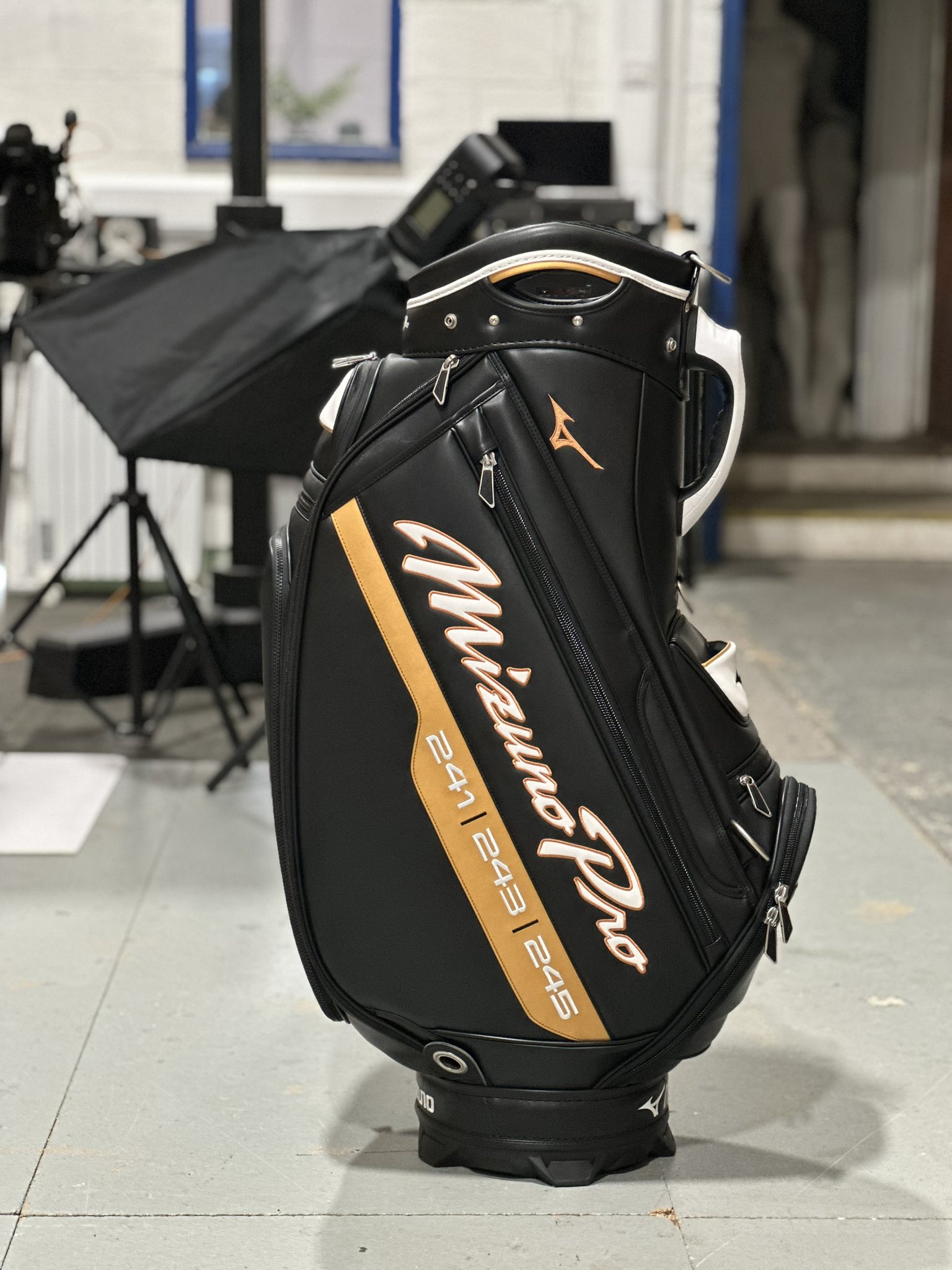 Mizuno Pro Tour Staff Golf Bag - Black Mizuno Pro Tour Staff Golf Bag - Black