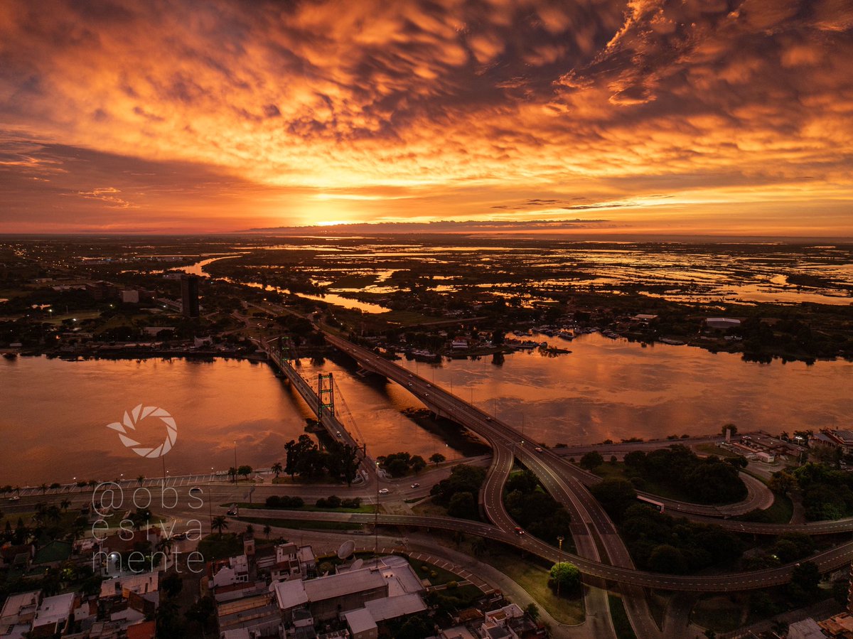 obsesivamente's tweet photo. Un arcoíris al amanecer y al oeste. ¿Quién más lo vio?
Hoy miércoles amaneció de nuevo color fuego.
A las 5:30 vi lo que se venía y salí corriendo hasta la costanera (con drone y la almohada pegada). https://t.co/DucZ0aXmBI