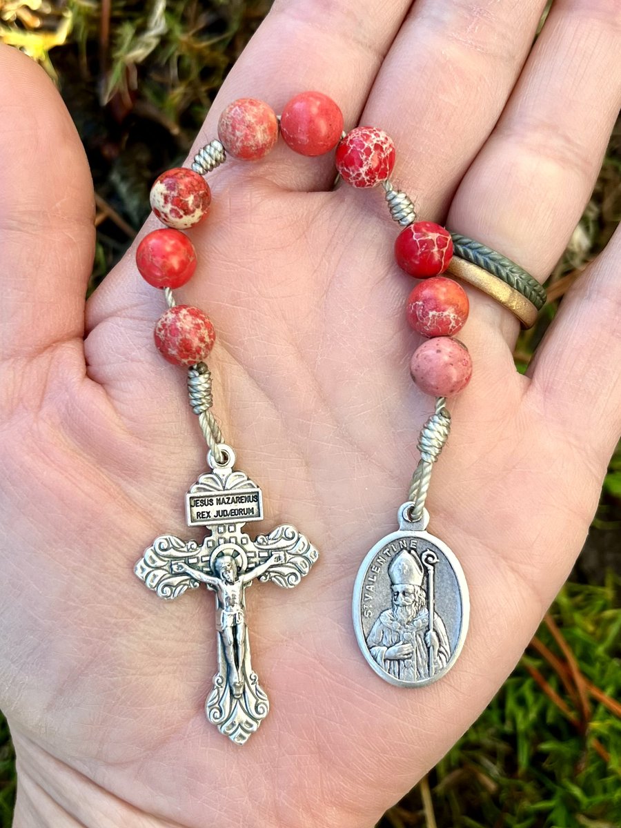 TheKnottedRope's tweet photo. Saint Valentine Chaplet! Perfect for your favorite Valentine! 💕
Don’t forget that Saint Valentine’s Day falls on Ash Wednesday this year which is a day of fasting and abstinence! 

#ValentinesDay #Valentines2024 #Catholic #CatholicChurch #CatholicNews #CatholicTwitter #Etsy https://t.co/k12owzDhmE